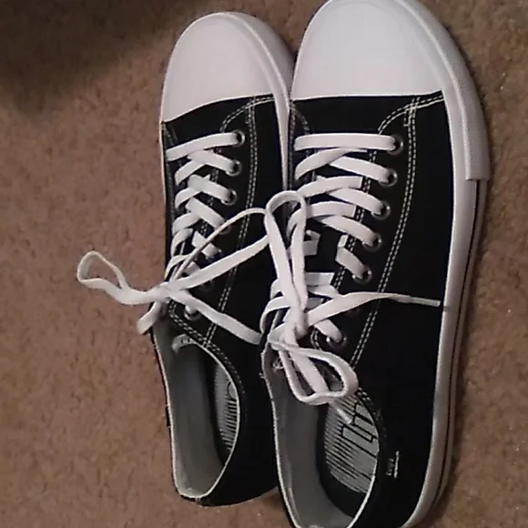 I'm selling black and white lugz size 8.5 womens - Picture 2 of 3